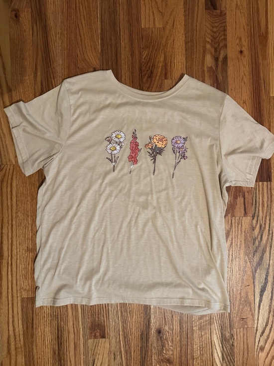 SHEIN Tops - Floral Graphic Tee in Light Beige Women’s XL